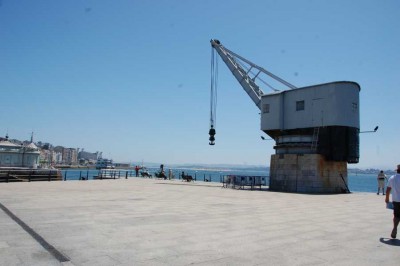 Grua de Piedra DSC_0808.JPG (94.62 KiB) 12628 mal betrachtet Das Kranhaus (La Grúa de Piedra) an der Strandpromenade ist ein Relikt aus den Anfängen des Industriezeitalters und ein beliebter Treffpunkt. Es stammt aus dem Jahr 1900 und diente seit Jahrzehnten zum Be-und Entladen aller Arten von Booten, angefangen von kleinen Fischerbooten über große Frachter bis hin zu Handelsschiffen.