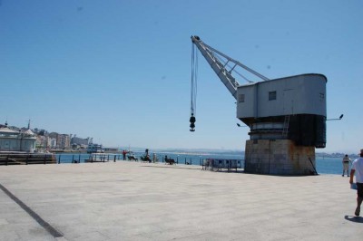 Das Kranhaus (La Grúa de Piedra) an der Strandpromenade ist ein Relikt aus den Anfängen des Industriezeitalters und ein beliebter Treffpunkt. Es stammt aus dem Jahr 1900 und diente seit Jahrzehnten zum Be-und Entladen aller Arten von Booten, angefangen von kleinen Fischerbooten über große Frachter bis hin zu Handelsschiffen.