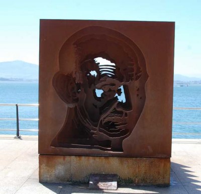 Am Real Club Marítimo findet man eine Skulptur von José Hierro, genannt José Hierro oder Pepe Hierro (1922-2002).
