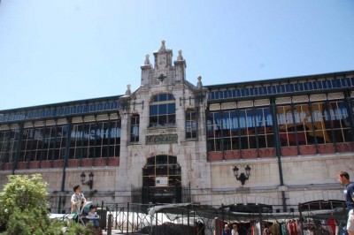 Der &quot;Mercado de la Esperanza&quot; liegt im Zentrum Santanders. Er wurde von den Architekten Eduardo und Juan Moya Reynals im Jahre 1897 entworfen und 1904 eingeweiht. Es ist eines der wenigen noch erhaltenen Bauwerke in Spanien mit einer historischen Konstruktion aus Eisen und wurde 1977 zum &quot;momumento histórico-artístico&quot; erklärt.