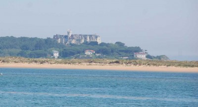 1 Palast DSC_0695.JPG (77.13 KiB) 8769 mal betrachtet Der königliche Palast von La Magdalena befindet sich in der Magdalena-Halbinsel und wurde zwischen 1909 und 1911 als Sommerresidenz für die spanische Königsfamilie erbaut.<br />1982 wurde es zum "monumento histórico-artístico" erklärt und zwischen 1993 und 1995 on der Stadt Santander saniert.