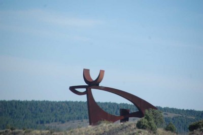 10.06 Uhr - - &quot;Gran Toro&quot; aus dem Jahr 2005 steht in der Nähe von Sarrión, bei Kilometer 103 und am Pass von Escandón - die stilisierte Figur eines Stieres. Sie ist 14 Meter hoch und 20 Meter lang. Der Künstler ist  Julio Tapia Gasca, dem wir später noch einmal begegnen.