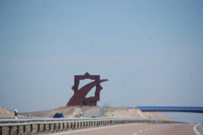 C 11.07- DSC_0646.JPG (83.56 KiB) 8319 mal betrachtet 11.07 Uhr - In der Nähe von Teruel (km 154) sieht man an der Autobahn den 15 Meter hohen und 14 Meter breiten "Salomon-Stern" des Bildhauers Julio Tapia Gasca aus Zaragoza.<br />Der Stern mit acht Zacken, auch bekannt als Salomon-Stern, geht auf den König Salomon zurück. Er soll einen sternförmigen Ring mit acht Zacken getragen haben, den er vor wichtigen Entscheidungen befragte. Die Mohammedaner übernahmen dieses Symbol, das auch als "Juwel Mohammeds" bezeichnet wird. Mudéjar-Sterne sind Symbole maurischer Kunst.