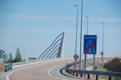 D 11.12-DSC_0652 Teruel.JPG (98.34 KiB) 9016 mal betrachtet 11.12 Uhr Bei Monreal del Campo, genauer genommen bei km. 165 sieht man das Werk "Río Jiloca", der Künstler ist der Ingenieur Jesús Iranzo Sanz aus Toledo. Sie stellen den Fluss Jiloca dar, dessen Sinnbild die fünf blauen, parallelen Rohre sind, die in einem Winkel von 45 Grad aufgestellt wurden. Die Pyramidenform soll nach Aussage des Künstlers einen Berg repräsentieren.