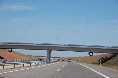 DSC_0701.JPG (93.62 KiB) 11545 mal betrachtet Symbole der maurischer Kunst :<br />Im Jahr 2007 wurden unter die Überführungen, die diese Autobahn überqueren, "maurische" oder "Mudéjar- Sterne" befestigt. Sie sind das Werk der Bildhauer Jose Luis Gracia und Francisco Javier Bueno.