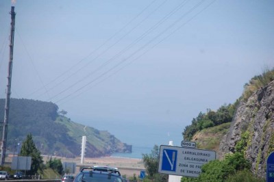 Die Autobahn gibt den Blick frei auf einen unbelebten Strand