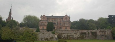 DSC_1194 Palacio de Sobrellano Sobrellano Palace in Comillas. Im Hintergrund sieht man die Friedhofskapelle als eine kleine Kathedrale gebaut..JPG (105.9 KiB) 9215 mal betrachtet Palacio de Sobrellano Sobrellano Palace in Comillas. Im Hintergrund sieht man die Friedhofskapelle in Form einer kleinen Kathedrale.
