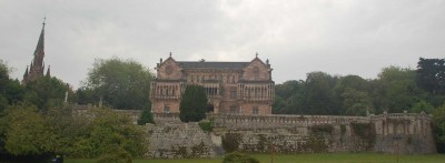 Palacio de Sobrellano Sobrellano Palace in Comillas. Im Hintergrund sieht man die Friedhofskapelle in Form einer kleinen Kathedrale.