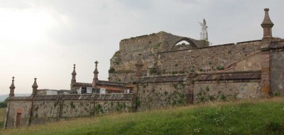 Der Friedhof von Comillas mit dem Àngel Exterminador von Josep Llimona (1895) .<br />Die Marmorskulptur (leider nicht gut erkennbar) ist das Symbol von Comillas.