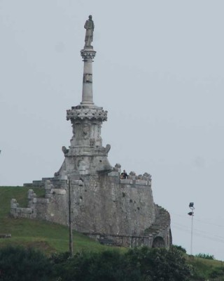 Statue des ersten Marqués von Comillas, ein Werk von Domènech i Montaner.