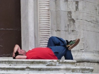 Siesta auf der Kirchentreppe von Cádiz<br />Foto: Citronella