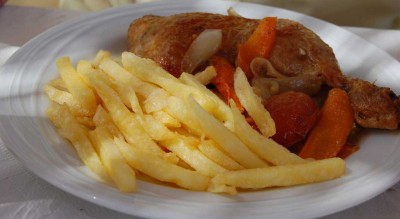 Tagesmenü (ensalada mixta) Pollo al horno, Postre oder Café