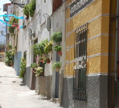 blumengeschmückte Gasse