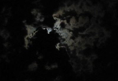 Mond hinter Wolken.jpg