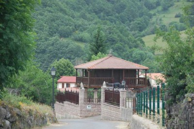 DSC_1641 horreo touristisch.JPG (132.25 KiB) 6121 mal betrachtet manche hórreos werden auch schon als rustikale Unterkunft an Touristen vermietet.