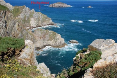 Das Cabo de Peñas teilt die Costa Verde in den westlichen und östichen Teil. Die Landspitze (20 qkm) ist Naturschutzgebiet. Der rote Pfeil (oben links zeigt auf das winzige Fischrboot, nächstes Foto)