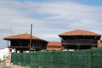 DSC_1248 Immer wieder begegnen uns hórreos.JPG (118.75 KiB) 6593 mal betrachtet Und immer wieder begegnen uns unterwegs "hórreos", die charakteristischen Speicher des spanischen Nordens. Die Pfeiler bieten Schutz vor unerwünschten Nagetieren.