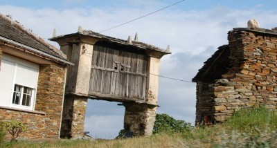 Die vorwiegend aus Granit und Holz gebauten hórreos in Galicien sehen mit ihren Steinen auf den Dächern aus wie kleine Pagoden.
