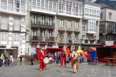 Fassaden in Viveiro mit den typischen Glasbalkonen Galiciens.