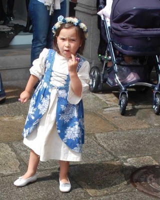 In Viveiro waren gerade Fiestas: Mädchen in Tracht