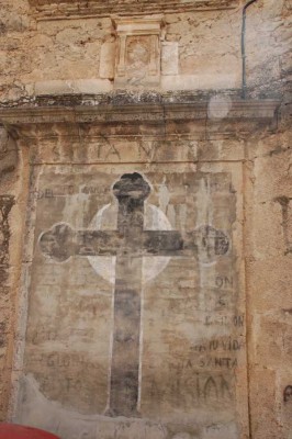 Aufgemaltes Kreuz an der Seite der Pfarrkirche