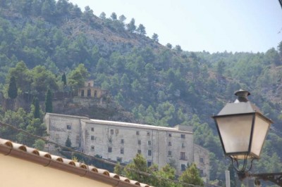 Das Jesuitenkloster liegt oberhalb von Agres an einem Berghang und bildet mit der alten Burgruine und der Kapelle eine Einheit.