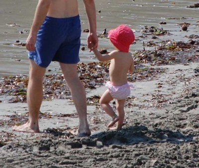 Nur an Papas Hand trau ich mich ins Wasser
