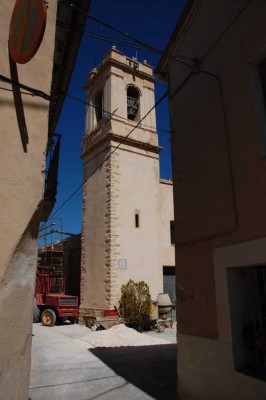 Beniaia - Alter Glockenturm, die Kirche wird endlich restauriert (09/2012). Seit Jahren ist das Dach undicht gewesen.