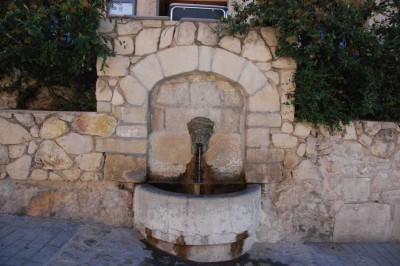 Brunnen mit dem Bildnis des Maurenführers Al-Azraq