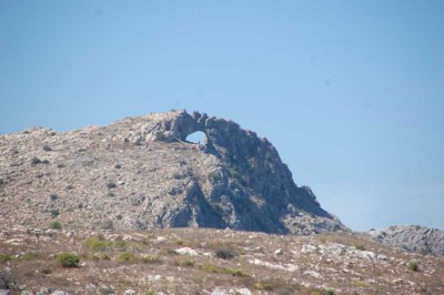 Die Serra Foradada mit Maurenruine und dem Felsloch, vom Nachbartal Vall d'Alcalà aus fotografiert.