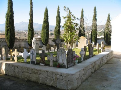 Zypressen zeigen, wo sich ein Friedhof befindet
