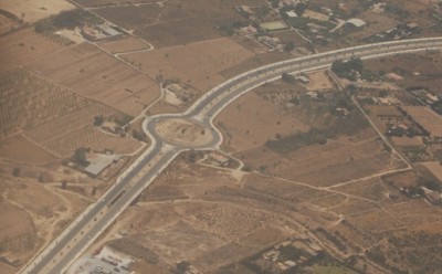 Kreisel für Feldwege.JPG (124.64 KiB) 15983 mal betrachtet unsinniger Kreisel, von dem gerade mal ein paar wenige Bäuerlein profitieren