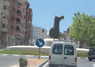 Kreisel Cocentaina.JPG (134.36 KiB) 15941 mal betrachtet Noch einmal Cocentaina (die Durchgangsstraße ziert mehrere Kreisverkehre)