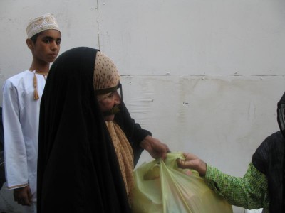 16 IMG_6196.JPG (42.56 KiB) 2649 mal betrachtet Strenge Religion: Diese Frau trug metallene Ringe um den Kopf, die mit einem Steg verbunden waren, der die Nase bedeckte.