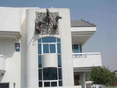 Protzig: Keine Quadriga, sondern nur eine Troika als Zierde eines Wohnhauses.