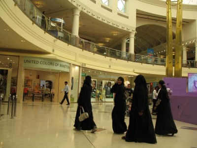 traditionelle Übergewand (abaya).JPG (75.17 KiB) 2649 mal betrachtet Arabische Frauen im traditionellen Übergewand (abaya) in einer der vielen Malls