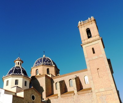 Immer wieder schön: Nuestra Señora del Consuelo mit ihren blauen Kuppeln<br />... und ein überraschend leerer Kirchplatz.