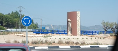 Kr- Ist das Kunst.JPG (177.9 KiB) 15947 mal betrachtet Auch dieser auf die Verkehrsinsel gestülpte Bogen - grässlich