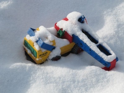 Spielzeug im Schnee.jpg
