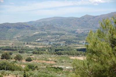 Unmittelbar hinter der Albufera de Gaianes (von Muro de Alcoy aus gesehen) liegt der Stausee von Beniarrés