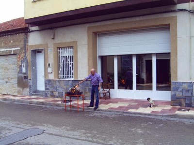 Schnappschuss: Sonntagmittag wird der Holzkohlegrill (barbacoa) rausgeholt. (Foto baufred)