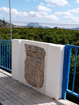 Altes Wappen - im Hintergrund der Montgó (Foto Citronella)