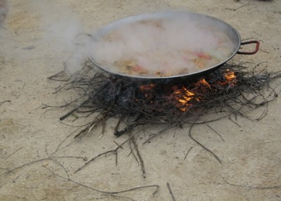 Die, bei der unter der Pfanne ein echtes Feuer brennt