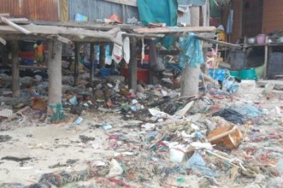 Müll am Strand.JPG (63.66 KiB) 4786 mal betrachtet Bitte anklicken - da leben Menschen!!!! Das ist das "Spielzimmer" des Kindes im Hintergrund!