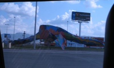 Kreisel.jpg (60.14 KiB) 2805 mal betrachtet könnte vor Ikea in Murcia gewesen sein (bitte verbessern, wer es besser weiß) - Nach meinem Empfinden POTTHÄSSLICH und auch nur in einem Industriegebiet wirklich schön!!!!