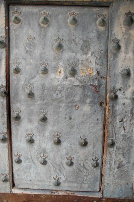 Palacio Episcopal - Tür des Portals mit Jakobsmuscheln verziert