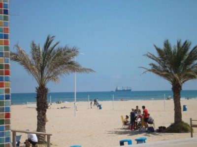 doch ein paar menschen am strand