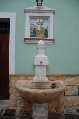 Brunnen mit Kachelbild des Ramón Morato aus dem Jahr 1896