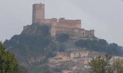 Die beherrschende Burg mit ihrem Bergfried an der Nordseite