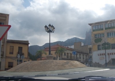 Kreisel%20mit%20Laterna%20La%20Nucia.JPG (108.41 KiB) 15080 mal betrachtet Kreisel mit Laterne, aufgenommen in La Nucia